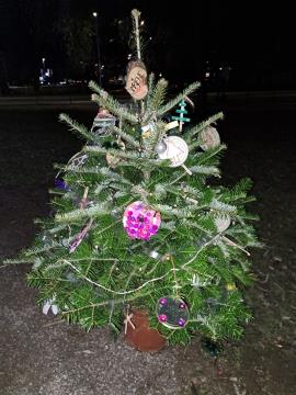 PRAZNIČNA OBČINA ŠKOFLJICA: lokalne skupnosti so okrasile smrečice v drevoredu pri zunanjem igrišču OŠ Škofljica